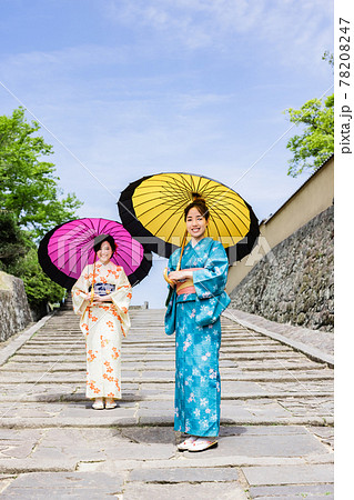 女子旅で着物を着て観光をする若い女性 【杵築市】 78208247