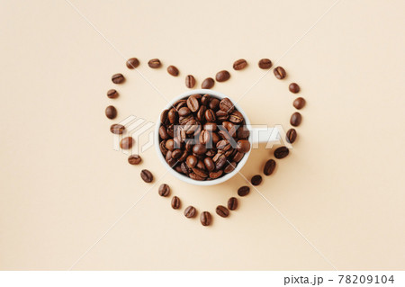 Coffee beans in cup on pastel 78209104