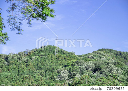 5月に新緑を纏った山と青空 5月に新緑を纏った山と青空 78209625