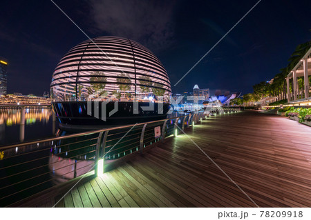 【シンガポールの景色】マリーナベイと水上のアップル・マリーナベイサンズの夜景 【シンガポールの景色】マリーナベイと水上のアップル・マリーナベイサンズの夜景 78209918