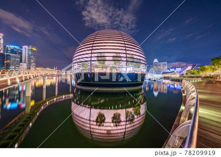 【シンガポールの景色】マリーナベイと水上のアップル・マリーナベイサンズの夜景 78209919