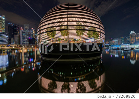 【シンガポールの景色】マリーナベイと水上のアップル・マリーナベイサンズの夜景 【シンガポールの景色】マリーナベイと水上のアップル・マリーナベイサンズの夜景 78209920