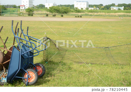 倉庫に立て掛けた一輪車 78210445