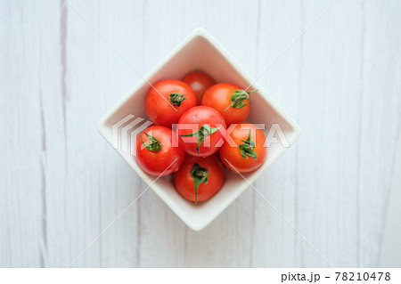 ミニトマト　たくさん　白い小鉢　白テーブル　真上　真俯瞰 78210478