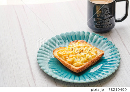 たまごのオープンサンド　青皿　カフェオレ 78210490