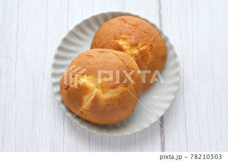 おやつに甘食 白皿 真俯瞰 真上 おやつに甘食 白皿 真俯瞰 真上 78210503