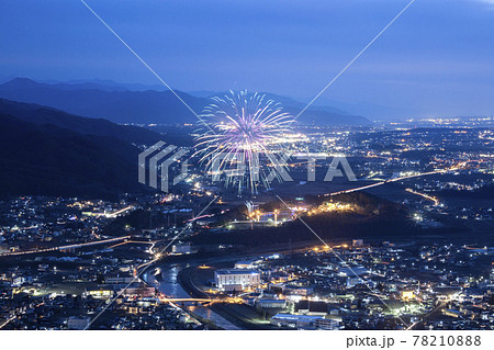 長野県上伊那郡辰野町 冬のほたるの花火大会 夕暮れ背景 の写真素材 7108