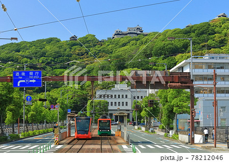 【愛媛県】伊予鉄電車と松山城 78212046
