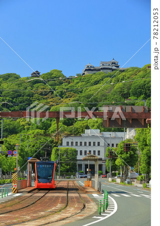 【愛媛県】伊予鉄電車と松山城 78212053