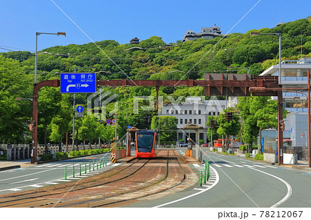 【愛媛県】伊予鉄電車と松山城 78212067