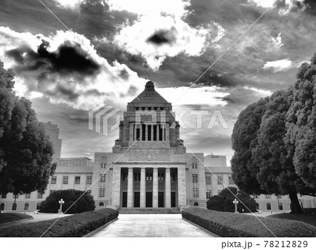 暗雲立ち込める国会議事堂 暗雲立ち込める国会議事堂 78212829