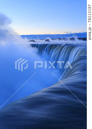 カナダ_夜明けのナイアガラの滝 78213197