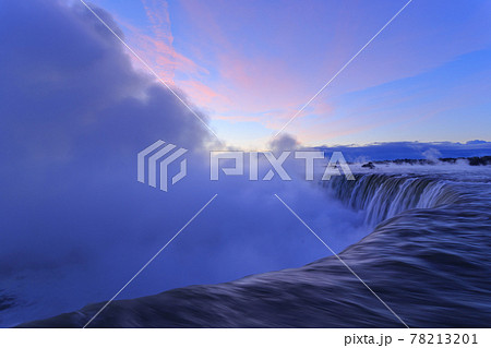 カナダ_夜明けのナイアガラの滝 78213201
