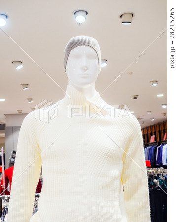 White male mannequin in gray knitted hat and milky sweater 78215265