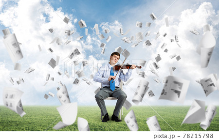 young businessman playing violin 78215798
