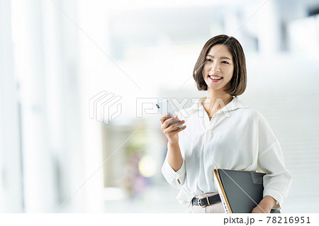 女性社員　ビジネスウーマン  ビジネスイメージ  パソコンを持つ女性　働く女性 78216951