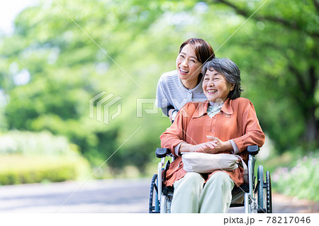 介護イメージ　シニア　デイケア　介護福祉士　老人ホーム 78217046