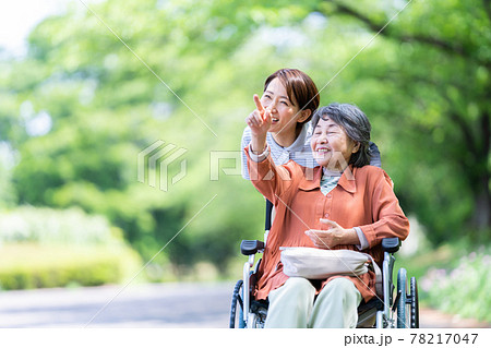 介護イメージ　シニア　デイケア　介護福祉士　老人ホーム 78217047