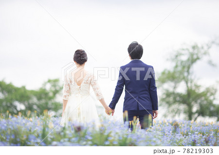 ネモフィラ畑で手を繋ぐカップル ネモフィラ畑で手を繋ぐカップル 78219303