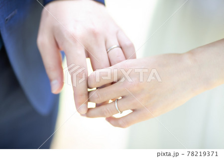 手を繋いで寄り添うカップル 手を繋いで寄り添うカップル 78219371