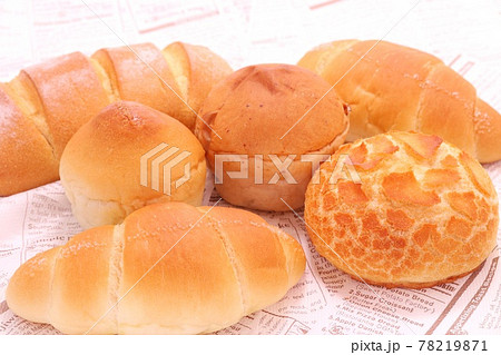 パン色々　シンプルな形状のパン　明るい背景 78219871