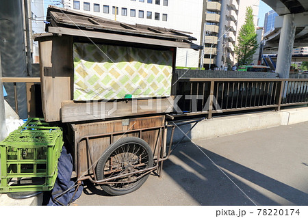 高架下の屋台　リヤカー式屋台　夜泣き蕎麦 78220174