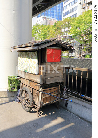 高架下の屋台 リヤカー式屋台 夜泣き蕎麦の写真素材 [78220176] - PIXTA