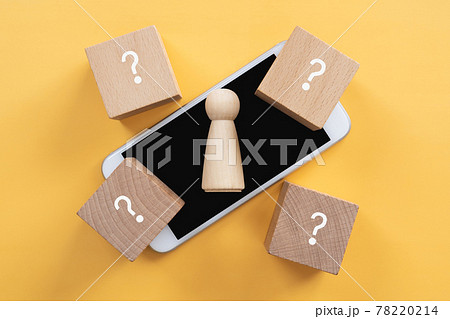 匿名、名無し、不明、特定できない|はてなマークの積み木と人型のオブジェとスマホ 匿名、名無し、不明、特定できない|はてなマークの積み木と人型のオブジェとスマホ 78220214