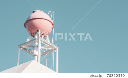 【生活】青空の下のピンク色の屋上の貯水槽　貯水タンク 78220530