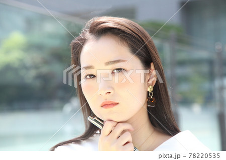 カメラ目線の綺麗な怪訝な顔の女性 78220535