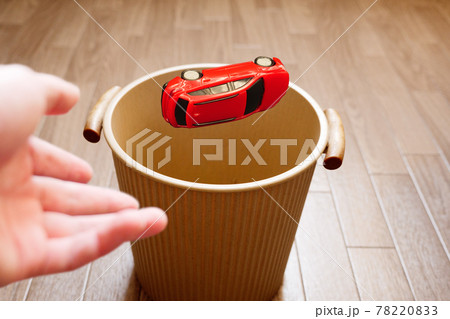 古い車をゴミ箱へ投げ捨てる 78220833