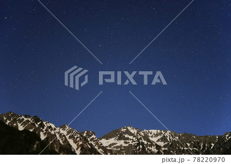夜の上高地 穂高連峰方面の星空(高感度撮影) 夜の上高地 穂高連峰方面の星空(高感度撮影) 78220970