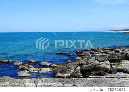 湯野浜海岸の岩場風景 78221091