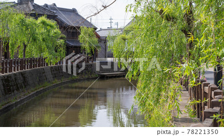 日本の観光名所。千葉県香取市佐原の街並み。柳の木と水路の風景。 日本の観光名所。千葉県香取市佐原の街並み。柳の木と水路の風景。 78221350