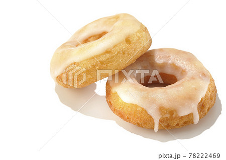 2つの重なったハニーグレーズドーナツを夏っぽい光と白背景で撮影 78222469