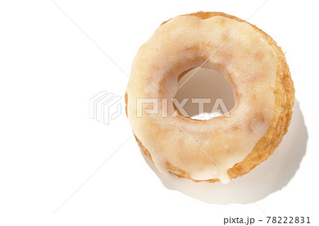 ハニーグレーズドーナツを夏っぽい光と白背景で俯瞰撮影 78222831