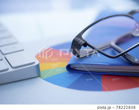ビジネスイメージ・グラフ・キーボード・手帳・メガネ ビジネスイメージ・グラフ・キーボード・手帳・メガネ 78222838
