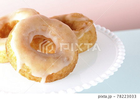 ケーキスタンドに盛り付けられたハニーグレーズドーナツ 78223033