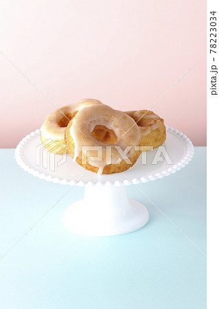 ケーキスタンドに盛り付けられたハニーグレーズドーナツ 78223034