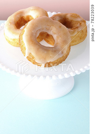 ケーキスタンドに盛り付けられたハニーグレーズドーナツ 78223039