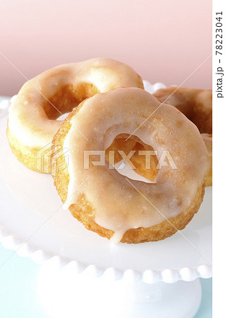 ケーキスタンドに盛り付けられたハニーグレーズドーナツの写真素材