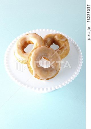 ケーキスタンドに盛り付けられたハニーグレーズドーナツを俯瞰で撮影 ケーキスタンドに盛り付けられたハニーグレーズドーナツを俯瞰で撮影 78223057