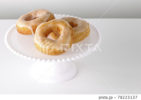ケーキスタンドに盛り付けられたハニーグレーズドーナツを白背景で撮影 ケーキスタンドに盛り付けられたハニーグレーズドーナツを白背景で撮影 78223137