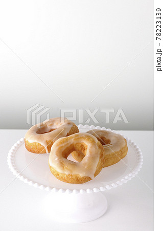 ケーキスタンドに盛り付けられたハニーグレーズドーナツを白背景で撮影 ケーキスタンドに盛り付けられたハニーグレーズドーナツを白背景で撮影 78223139
