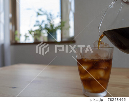 氷の入ったグラスに珈琲を注ぐ|アイスコーヒー・夏のイメージ 氷の入ったグラスに珈琲を注ぐ|アイスコーヒー・夏のイメージ 78223446