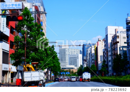 よく晴れた新宿通り(国道20号線)の四ツ谷駅近くの風景 よく晴れた新宿通り(国道20号線)の四ツ谷駅近くの風景 78223692
