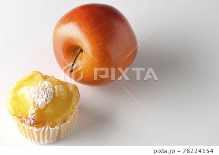 林檎のマフィンを白背景で撮影 78224154