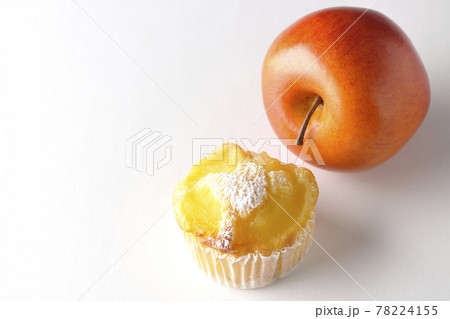 林檎のマフィンを白背景で撮影 78224155