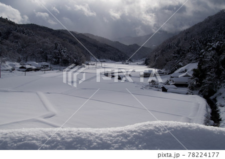 農村風景雪景色　比和町元常 78224177