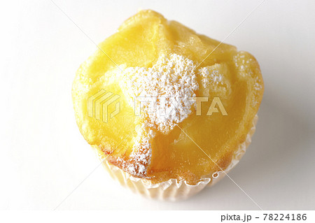 林檎のマフィンを白背景で俯瞰撮影 78224186